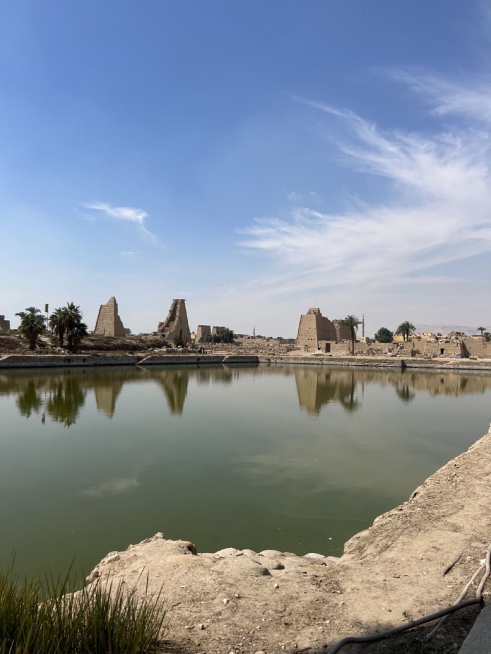Paisaje de templo y agua en Egipto