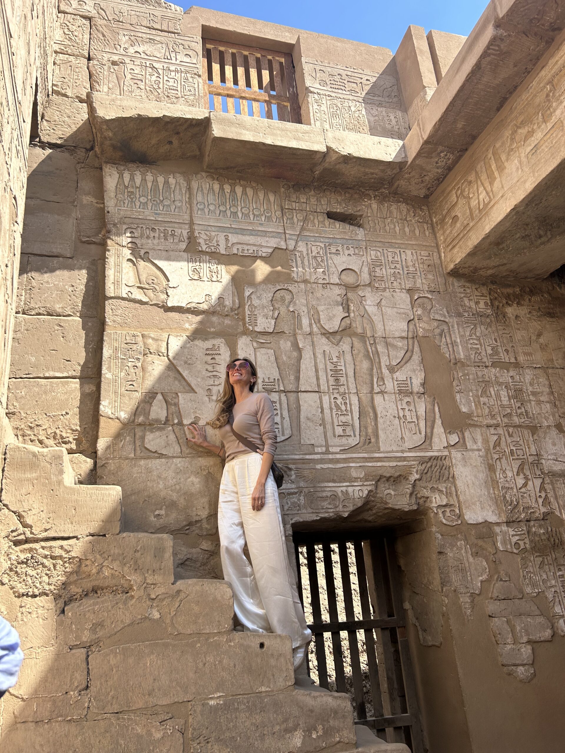 Mujer en templo de Egipto